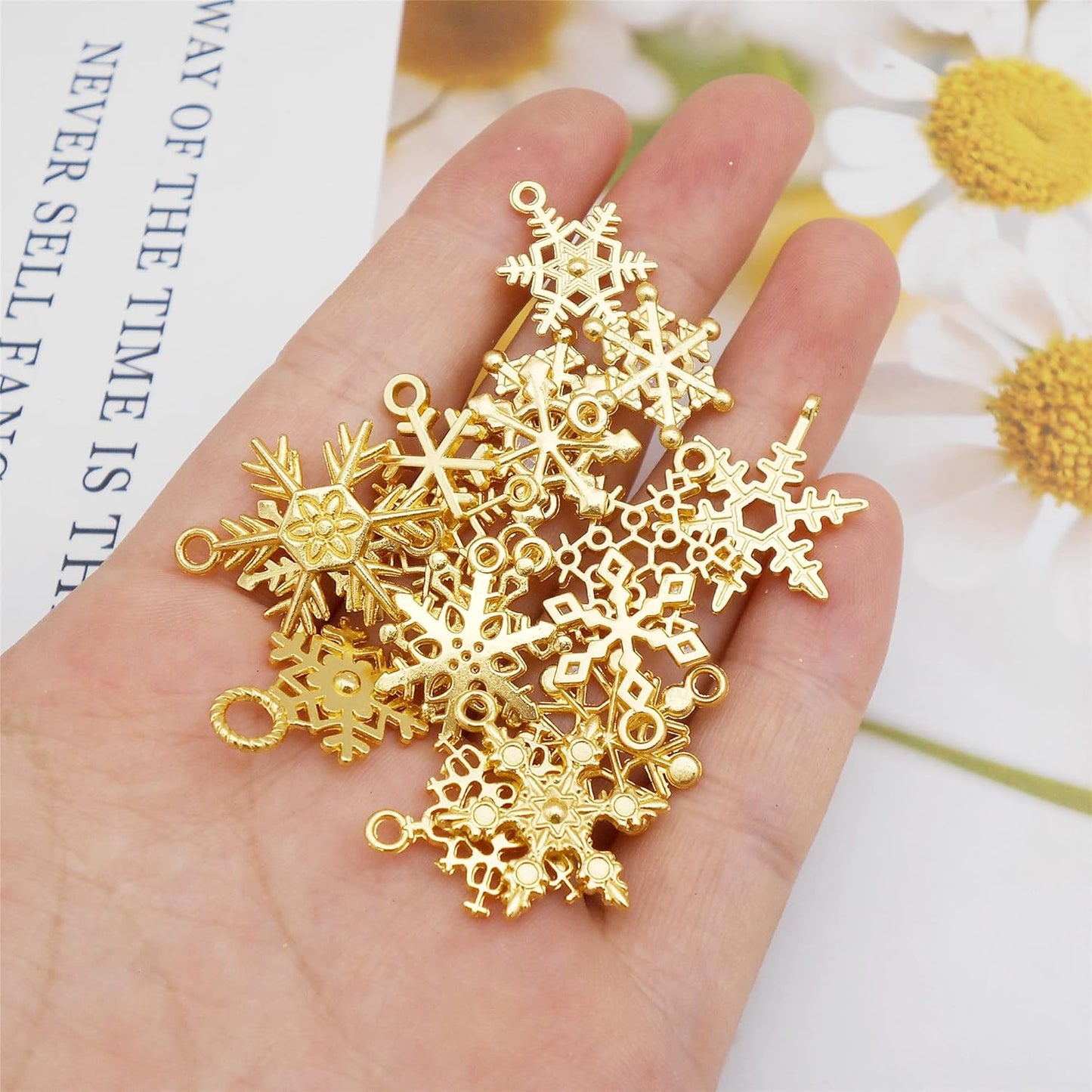 120pcs Assorted Snowflake Pendants Charms Gold Plated Christmas Snowflake Winter Charms Pendant for DIY Necklace Bracelet Earrings Jewelry Making