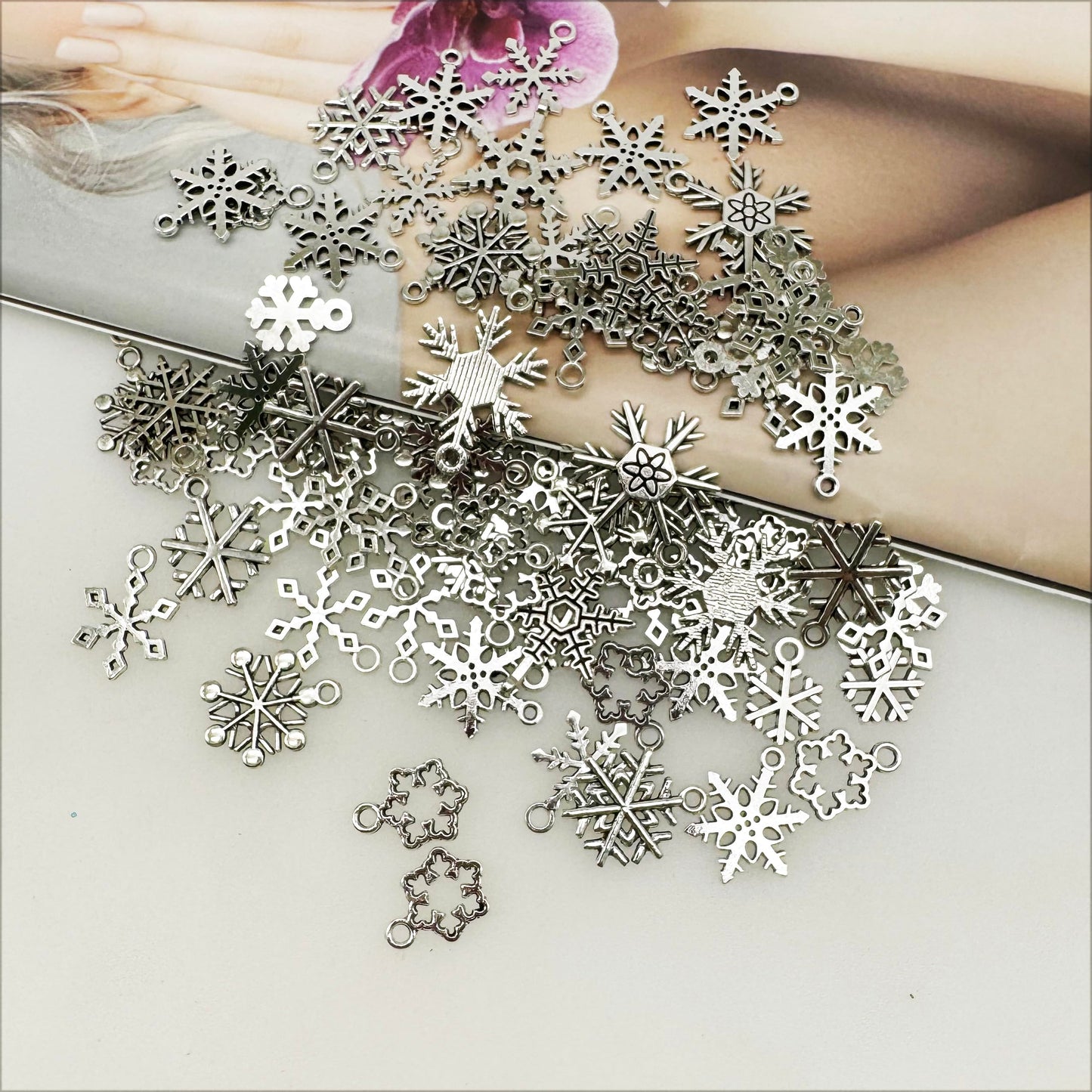 100g (About 120-140pcs) Snowflake Charms Christmas Snowflake Charms Antique Silver Gold Necklace Earring Bracelet Pendants for DIY Jewelry Making and Crafting