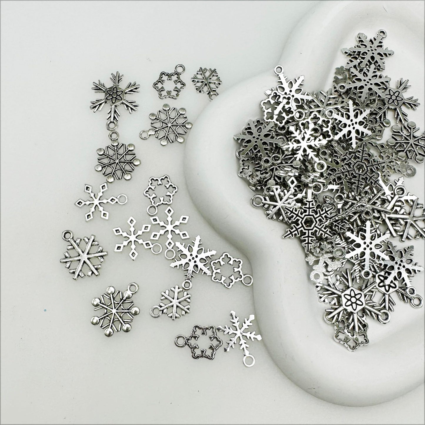 100g (About 120-140pcs) Snowflake Charms Christmas Snowflake Charms Antique Silver Gold Necklace Earring Bracelet Pendants for DIY Jewelry Making and Crafting